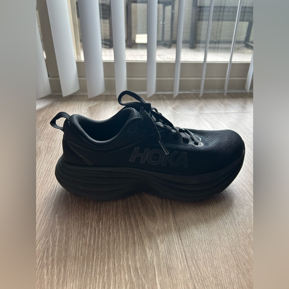 Black HOKA bondi 8